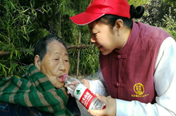 圣贤双节送关爱 老人快乐不孤单